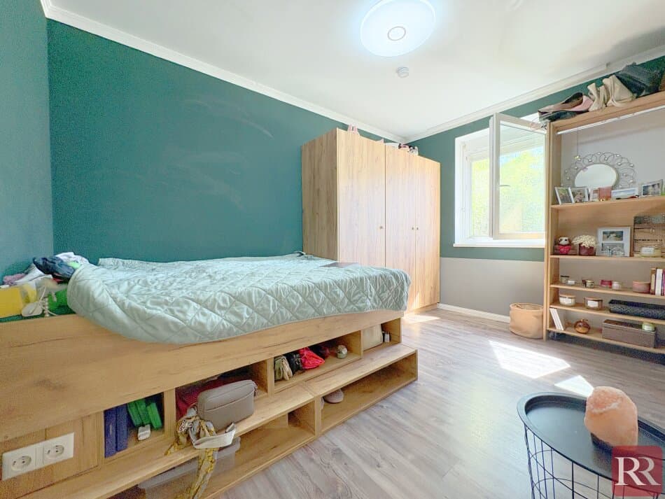 Moderne Dreizimmerwohnung mit Garten und zwei Parkplätzen, Badebiotop