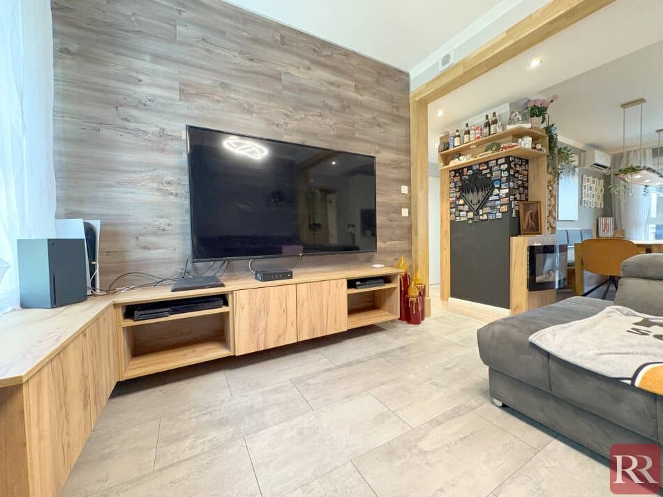 Moderne Dreizimmerwohnung mit Garten und zwei Parkplätzen, Badebiotop