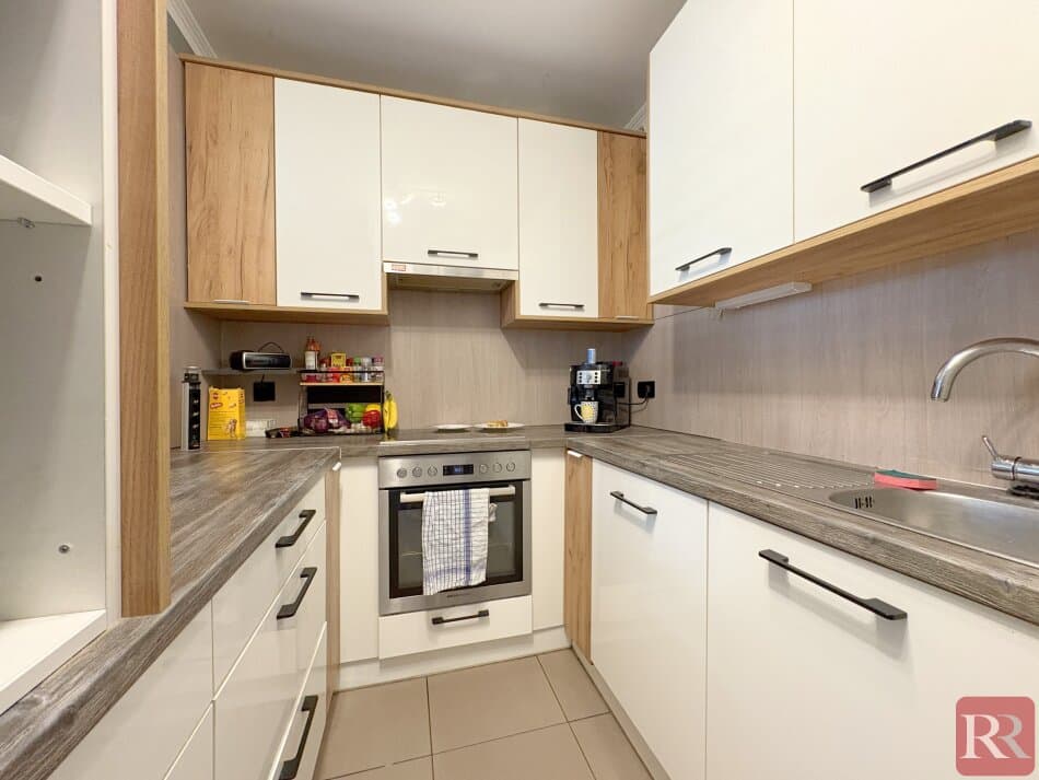 Moderne Dreizimmerwohnung mit Garten und zwei Parkplätzen, Badebiotop