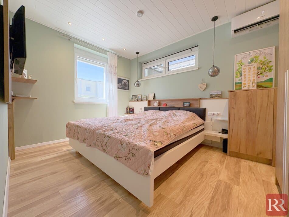Moderne Dreizimmerwohnung mit Garten und zwei Parkplätzen, Badebiotop