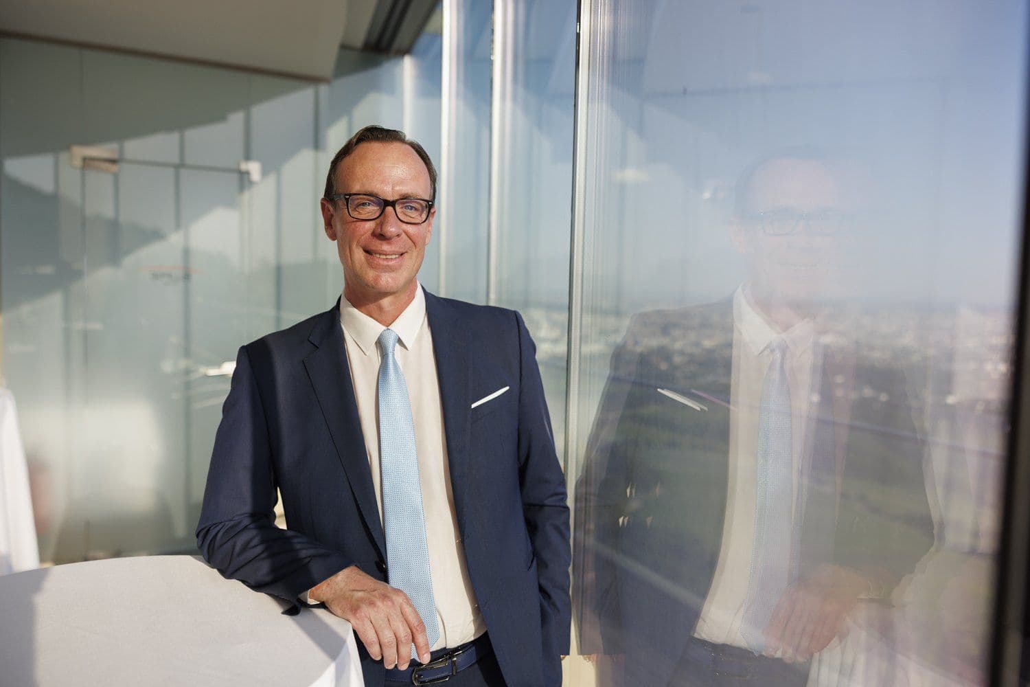 Georg Römer am Fenster mit Blick über Wien