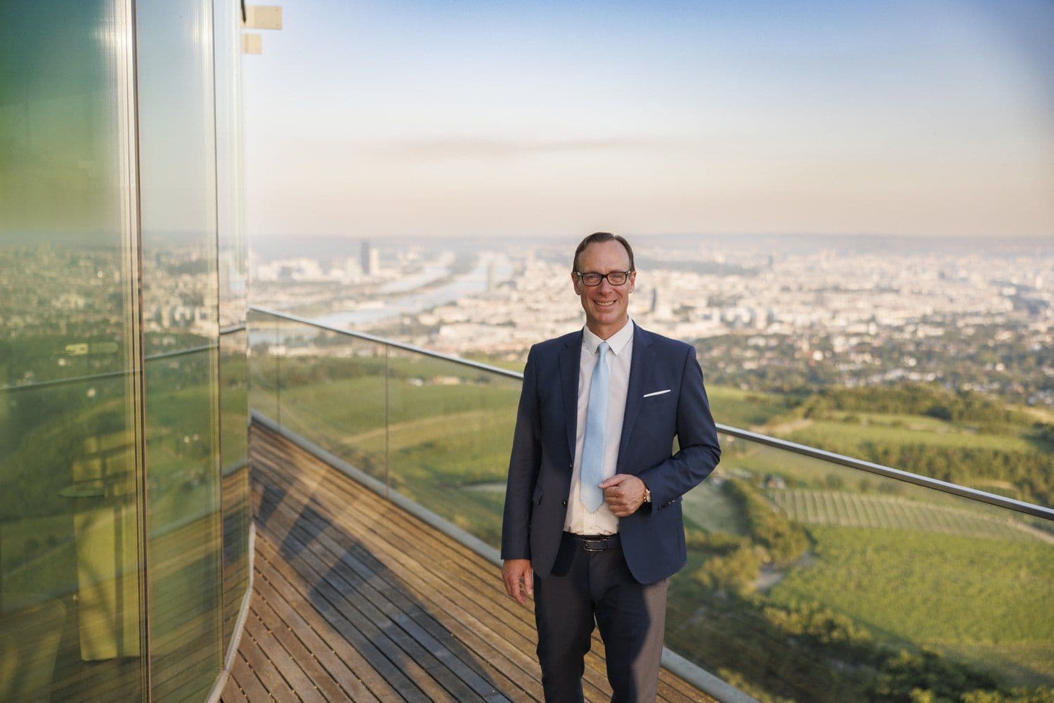 Georg Römer auf einem Balkon über Wien