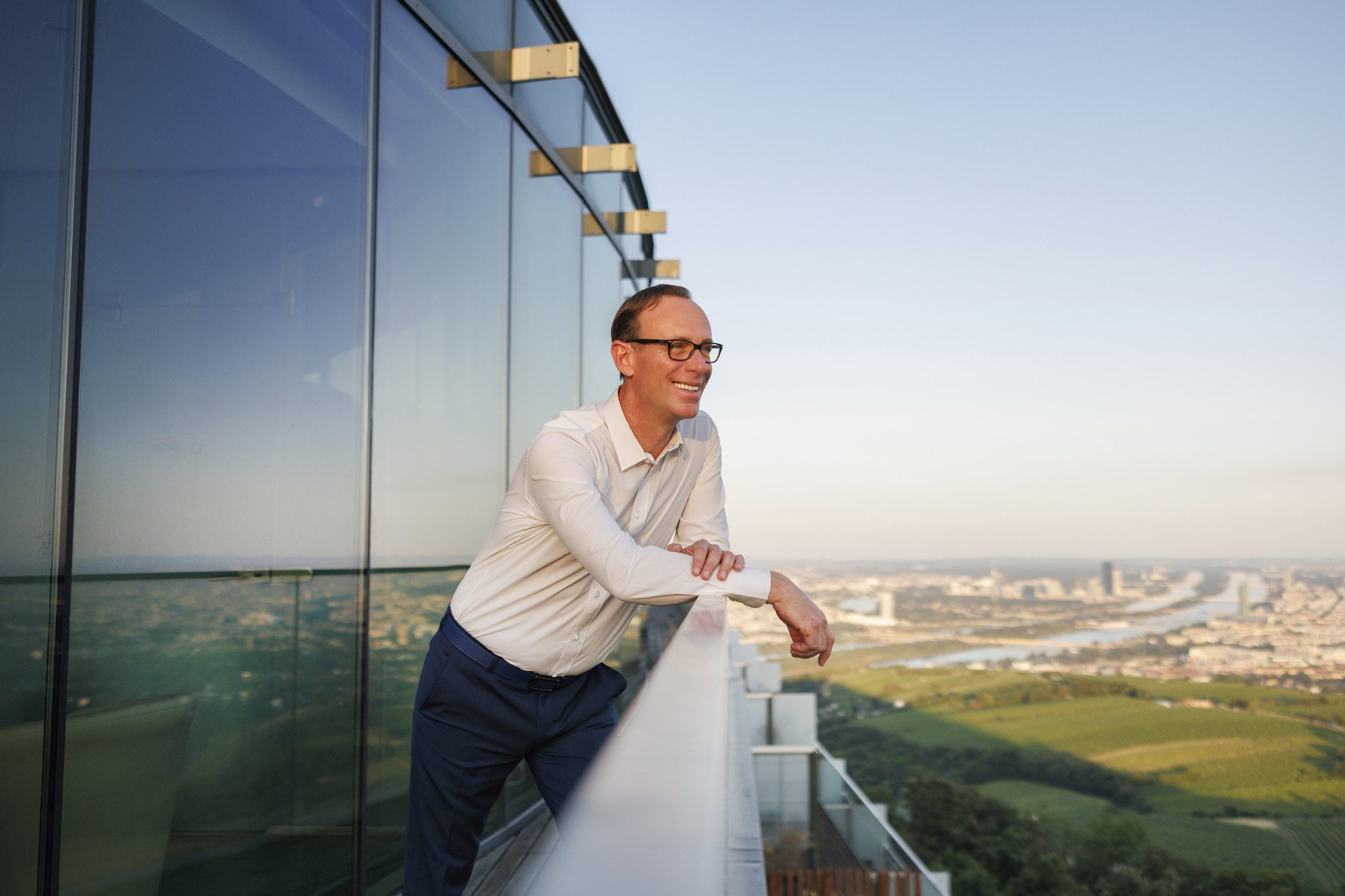 Georg Römer auf einer Terrasse über Wien