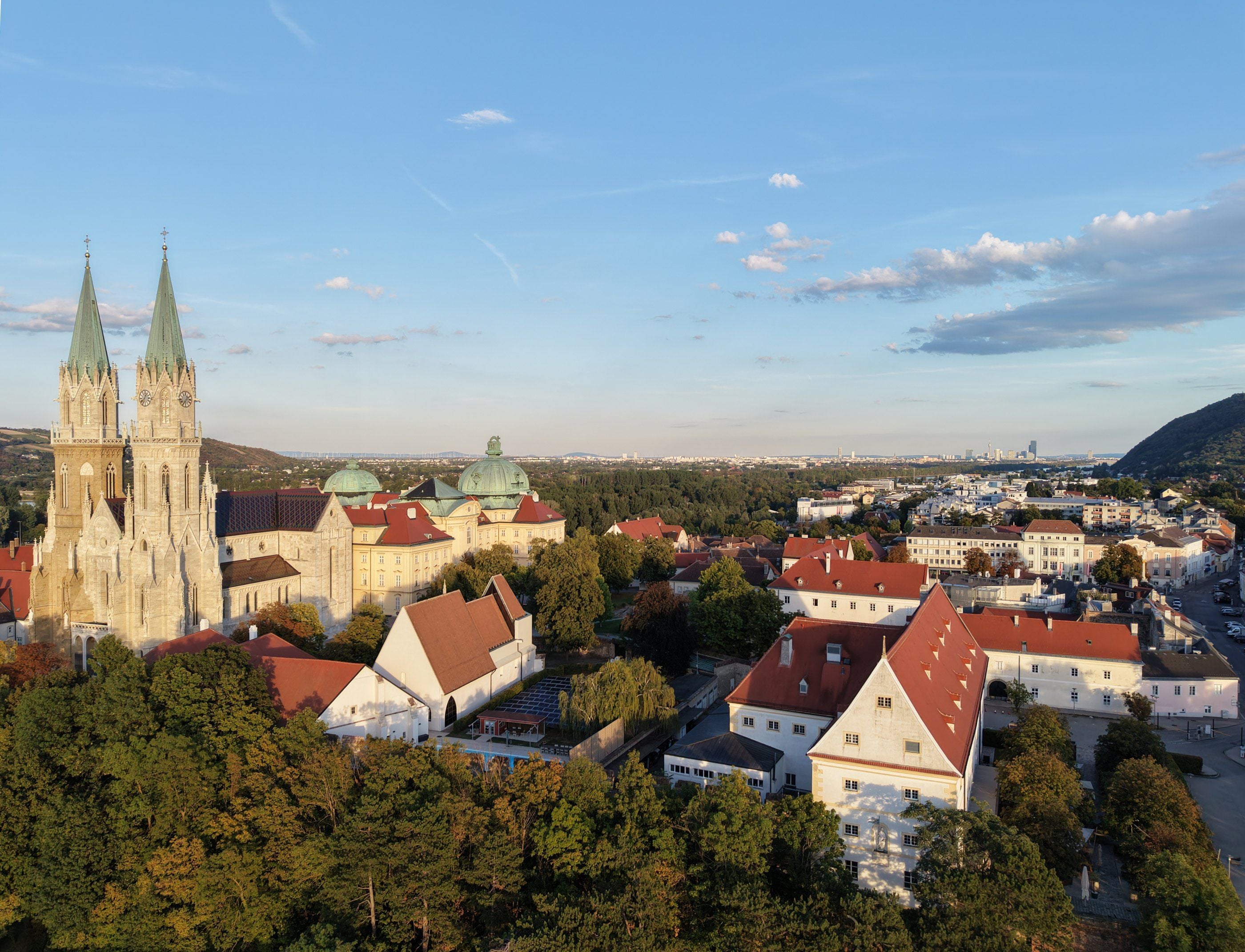 Klosterneuburg mit Stift aus der Luft